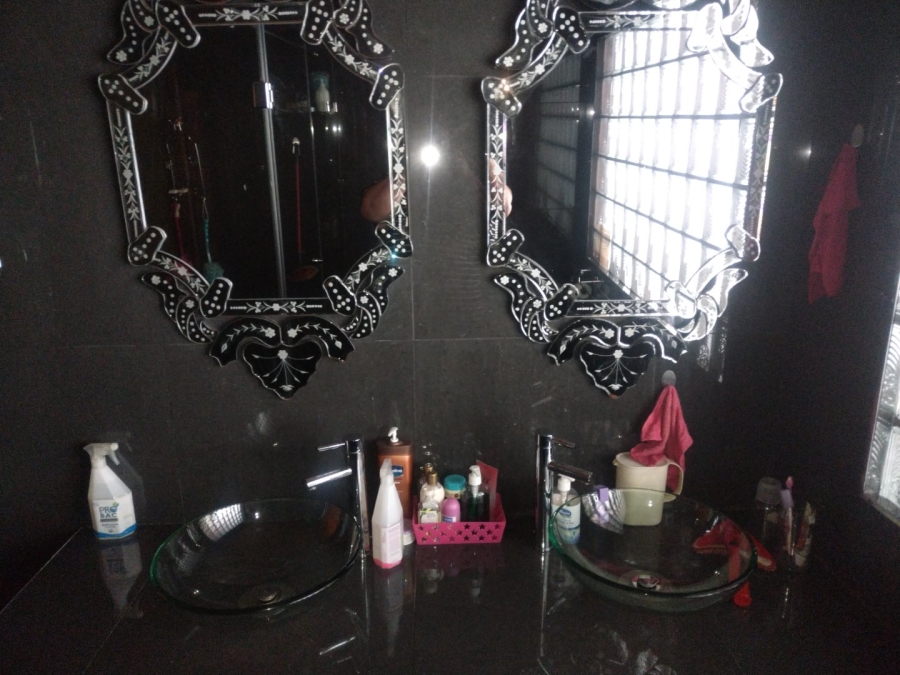 7 Bedroom Property for Sale in Brackenfell Central Western Cape